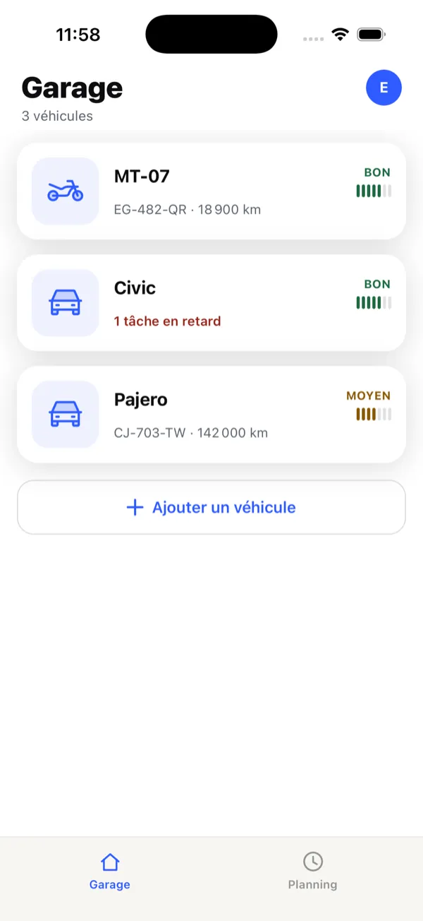 L'écran garage de WheelNotes listant trois véhicules, chacun avec son état, dont un signalé comme ayant une tâche en retard.